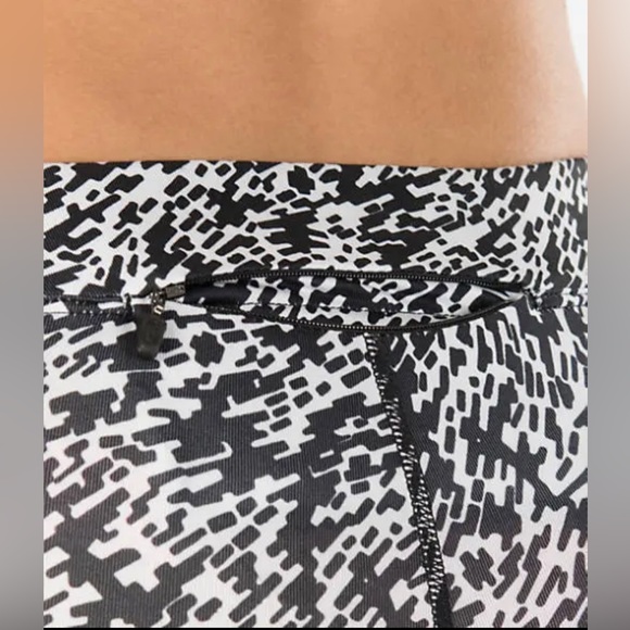 Nike Women’s Pronto Essential Running Crop Pants Tights Black/White Leggings - Picture 3 of 9